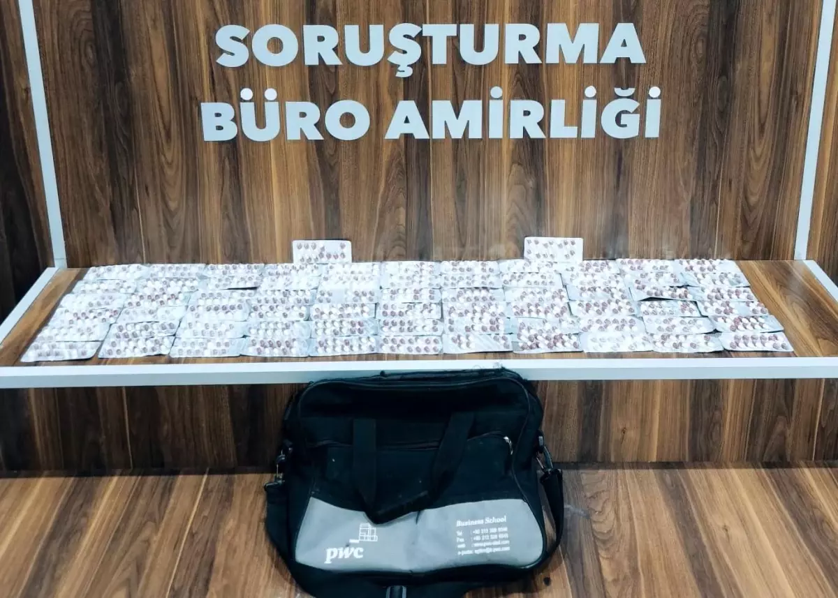 İzmir'de zehir tacirlerine operasyon: 894 hap ele geçirildi