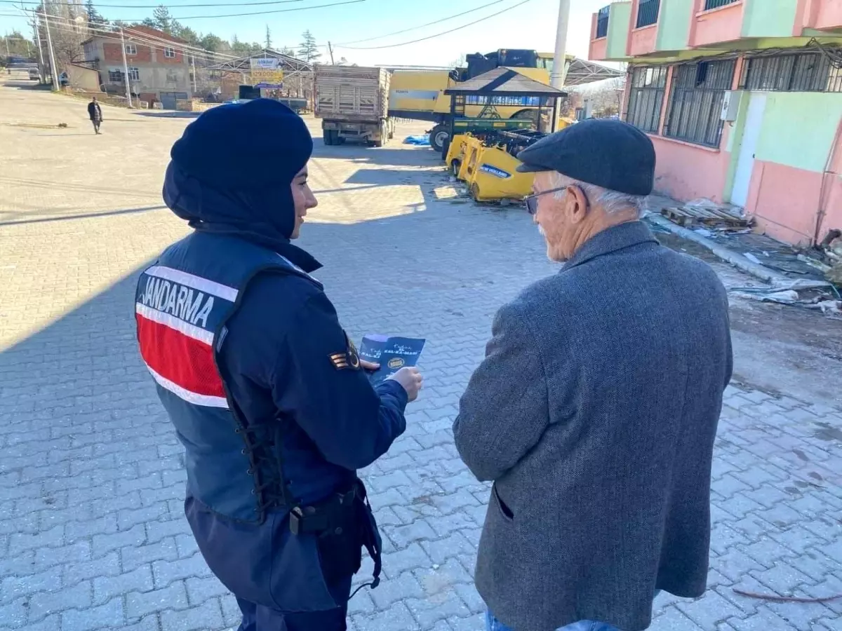 Jandarma kadına şiddetle mücadelede bilgilendirme faaliyetlerini sürdürüyor