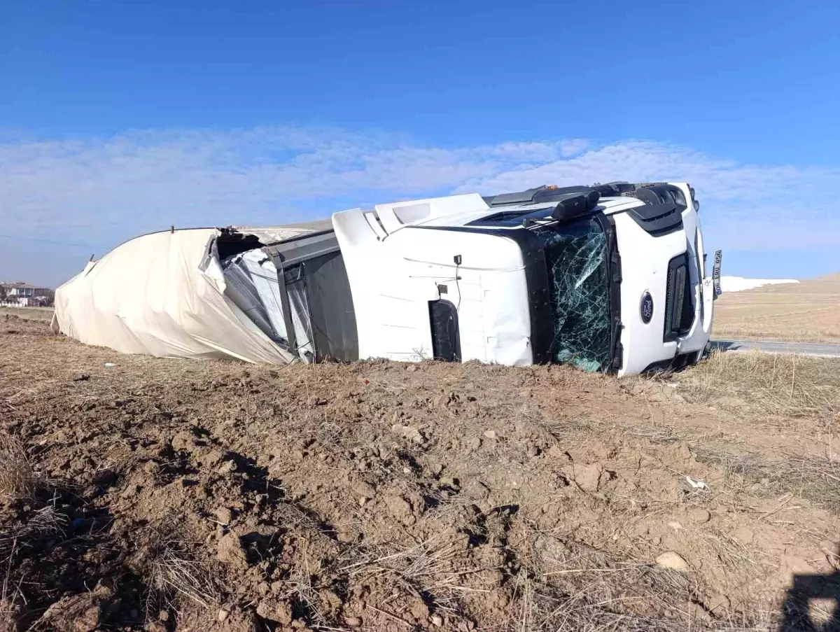 Kalorifer peteği yüklü tır devrildi, 1 kişi yaralandı