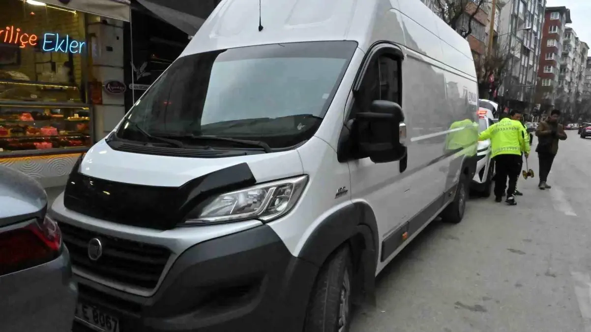 Kamyonet sol şeritte taksiden inen kadının ayağını ezdi