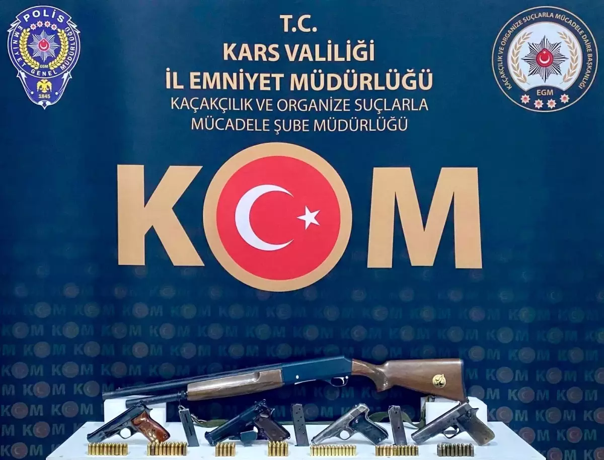 Kars merkezli 3 ilçede silah tacirlerine operasyon: Çok sayıda silah ve mühimmat ele geçirildi