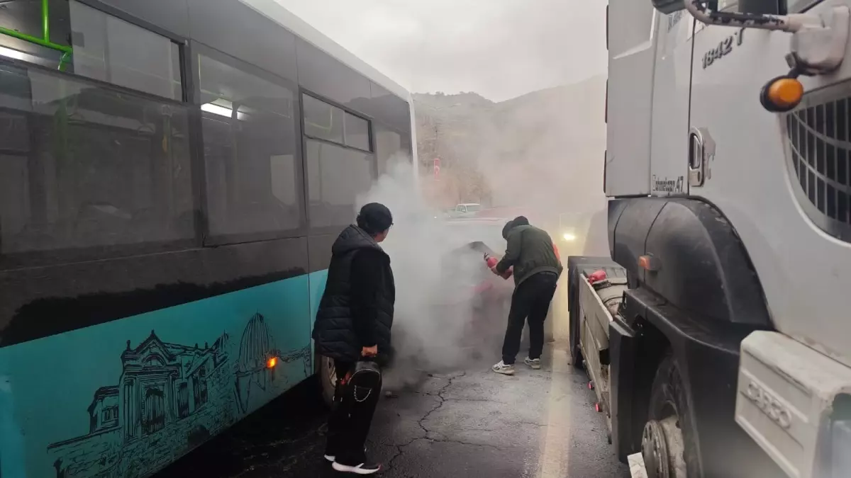 Kaza nedeniyle duran otobüse çarpan otomobil alev aldı; sürücülerden alternatif yol talebi