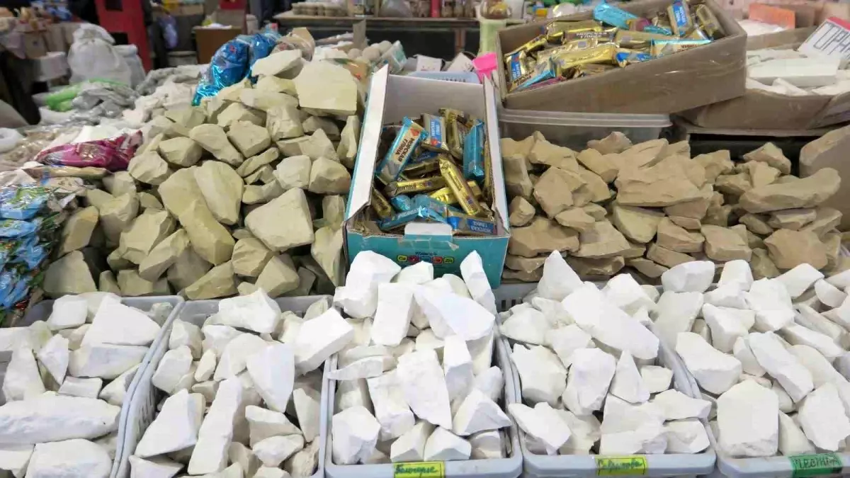 Kırgızistan'da vitamin ve mineral kaynağı olarak tüketilen toprak: Gulboto