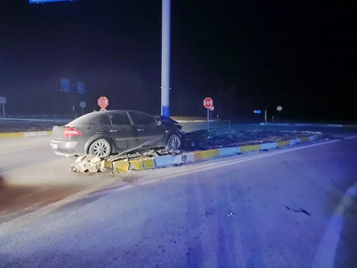 Konya'da otomobil refüje çıktı: 3 yaralı