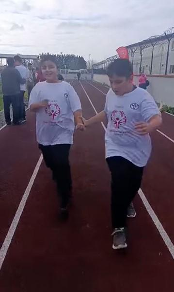 Koşu yarışında bitiş çizgisine yaklaşan özel çocuğun yaptığı hareket yürekleri ısıttı Koşu yarışında bitiş çizgisine yaklaşan özel çocuğun yaptığı hareket yürekleri ısıttı