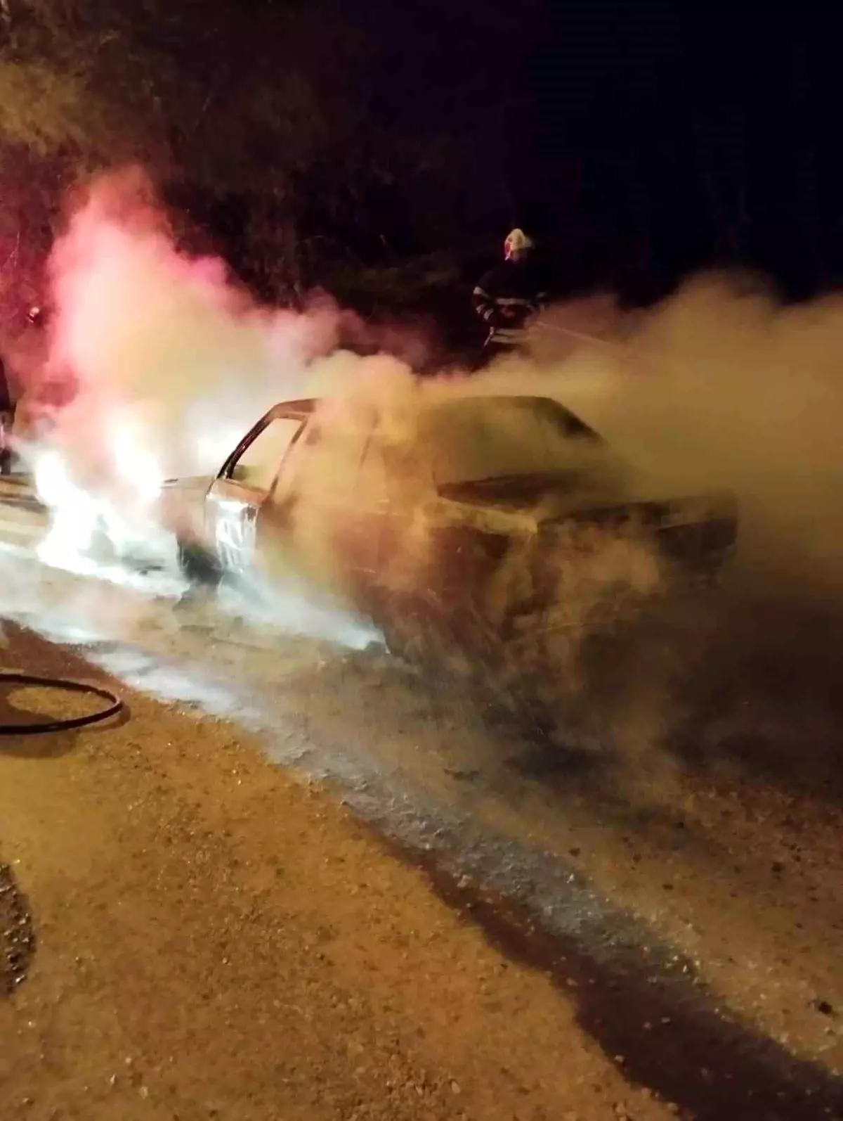 Otomobil patladı, feci şekilde can verdi