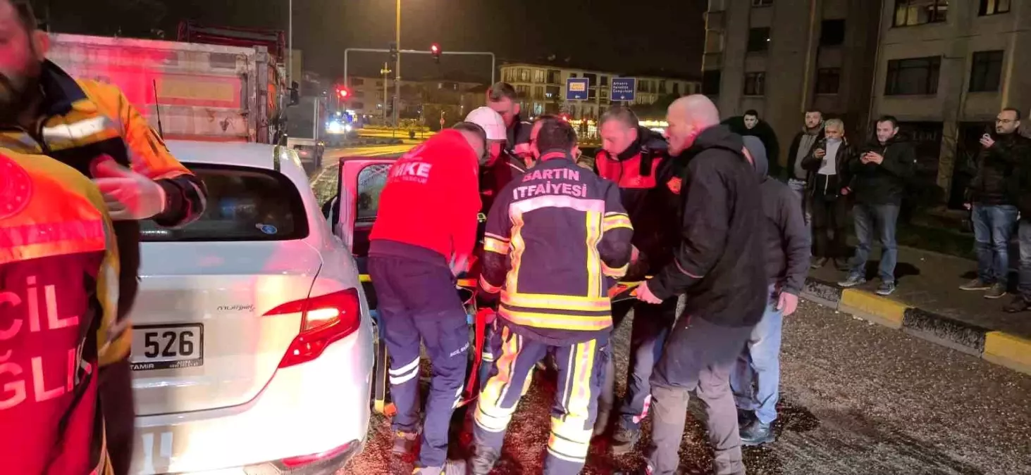 Otomobil tırın dorsesine saplandı: 1 yaralı