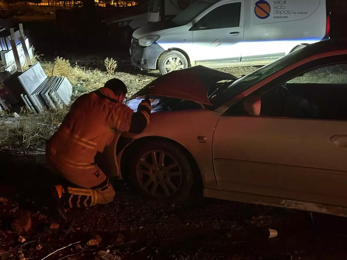 Kütahya'da park halindeki araca çarpan sürücü kaçtı