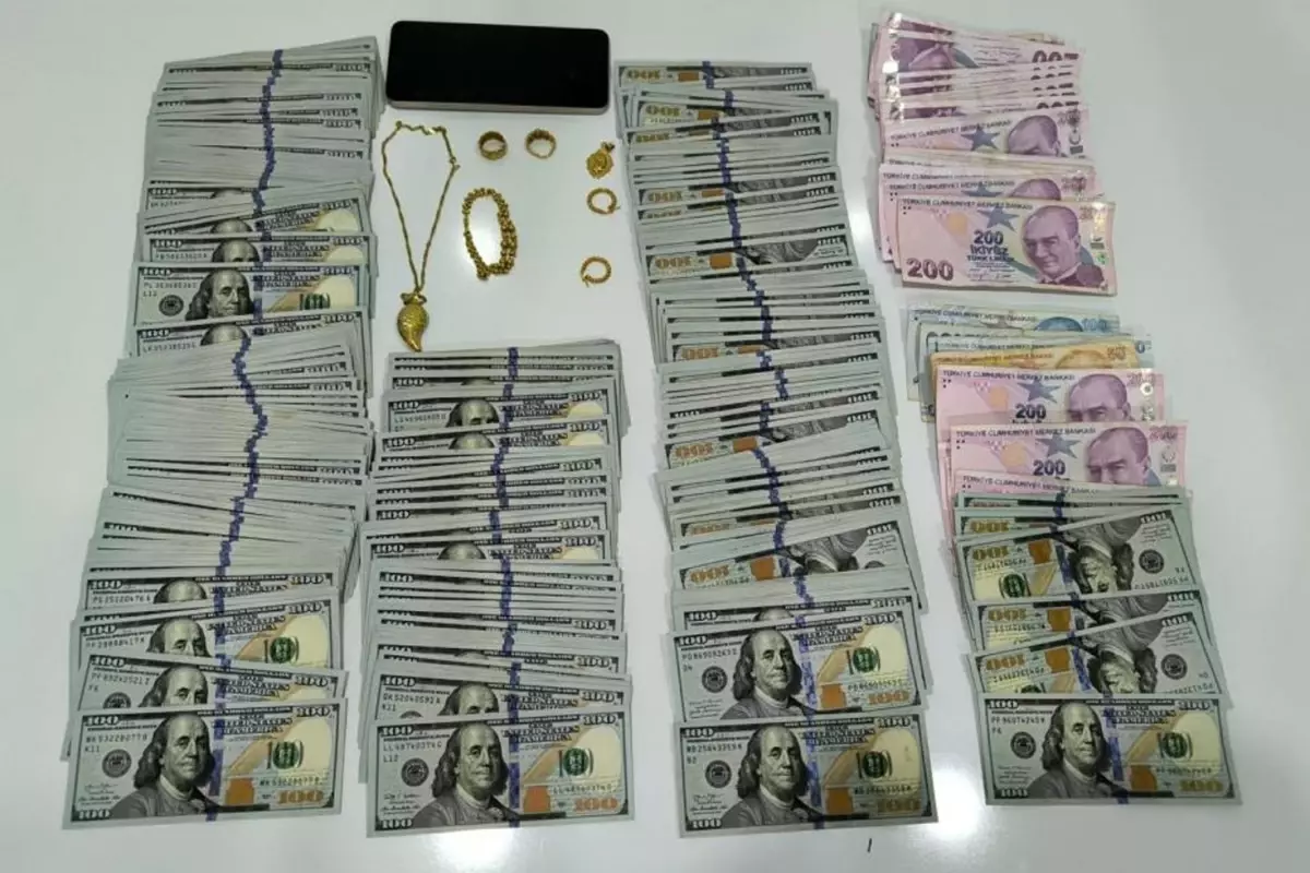 Polis operasyonunda her yerden para ve altın fışkırdı