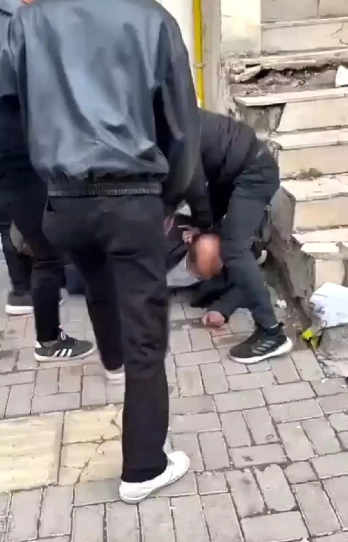 Sokak ortasında meydan dayağı