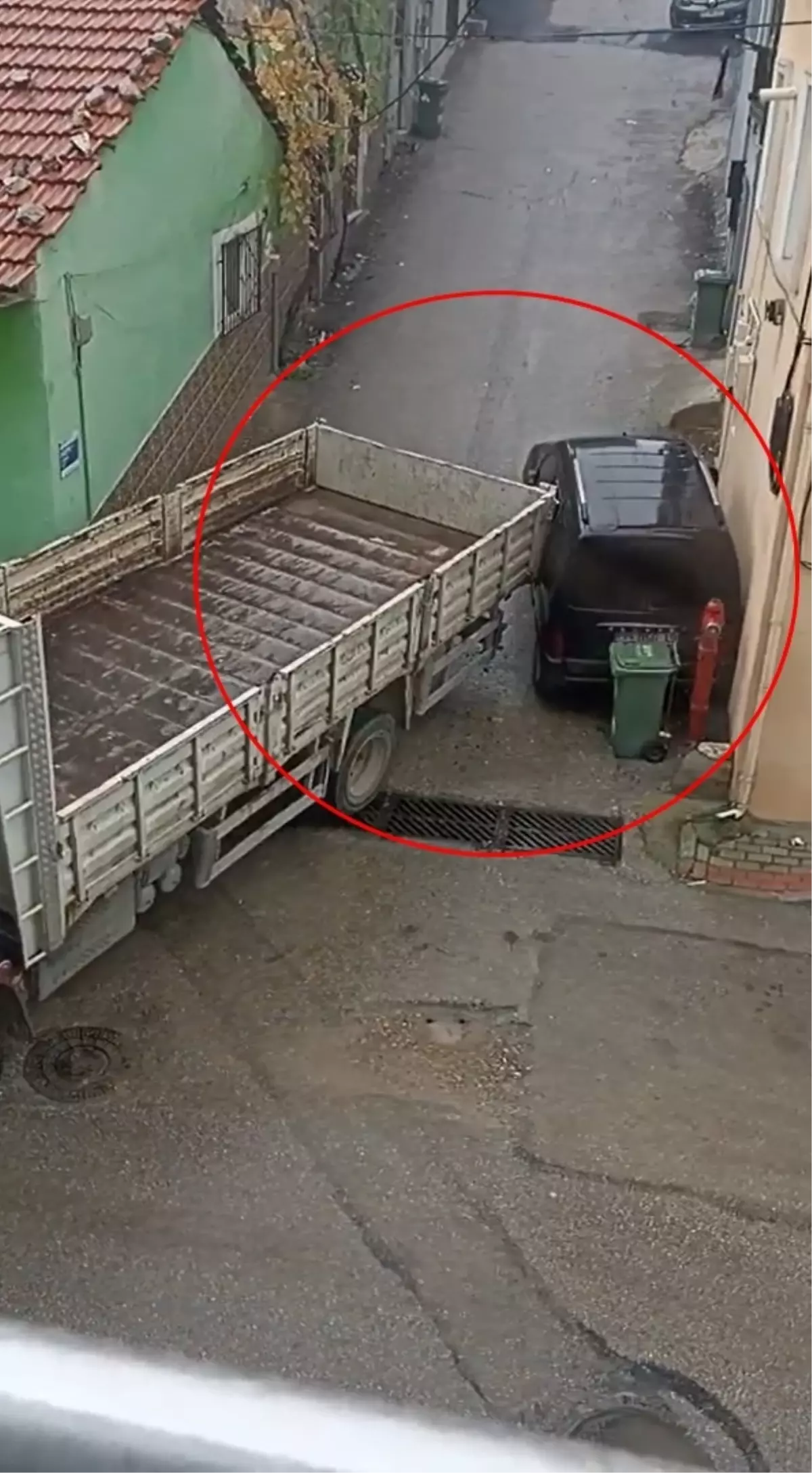 Sürücüsü manevra yapan kamyonun kasası park halindeki araca hasar verdi