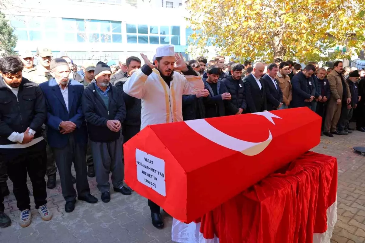 Terhis olduktan 5 gün sonra vefat eden genç son yolculuğuna uğurlandı