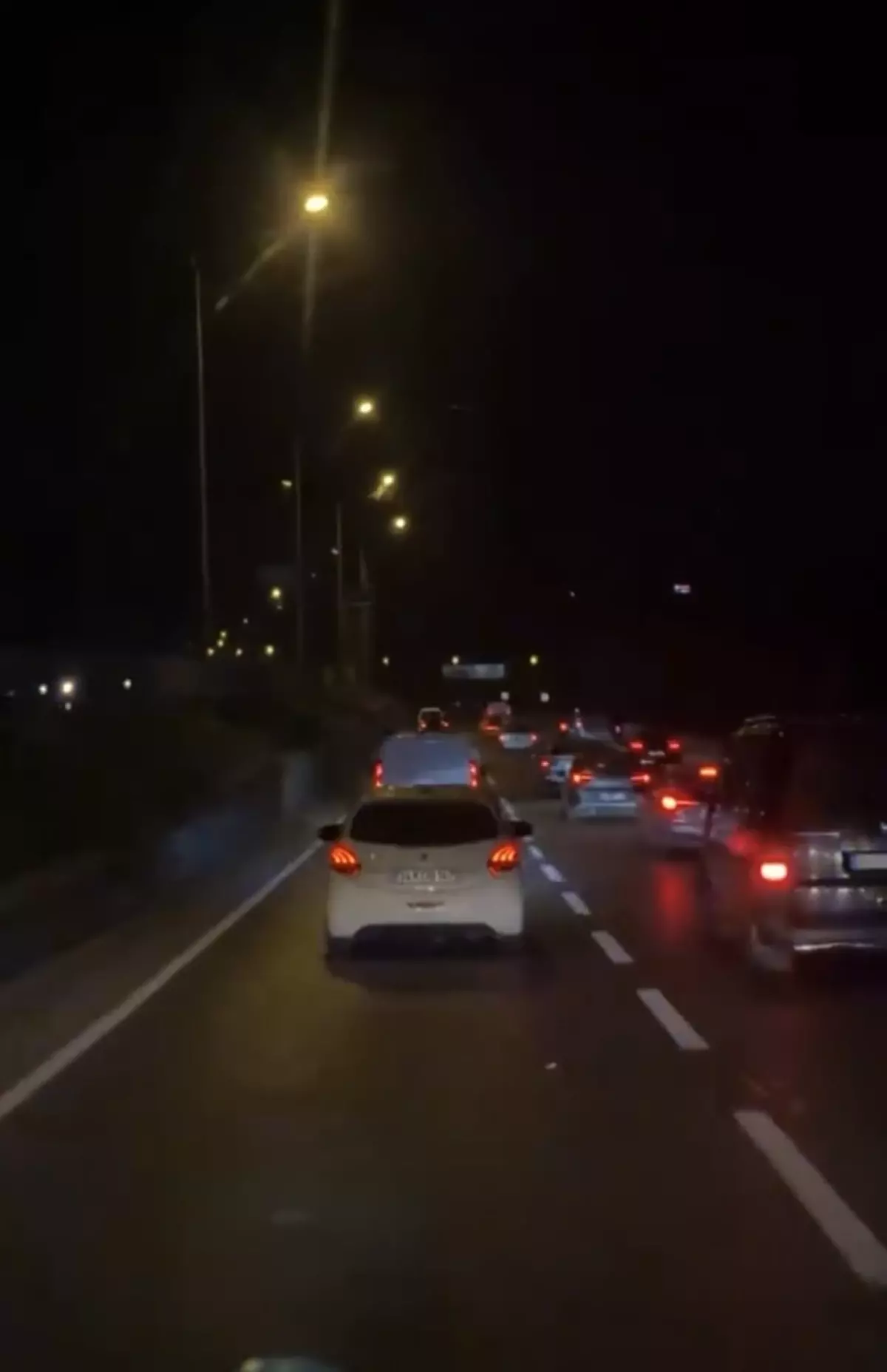Ümraniye'de ambulansa yol vermeyen otomobil sürücüsü kamerada
