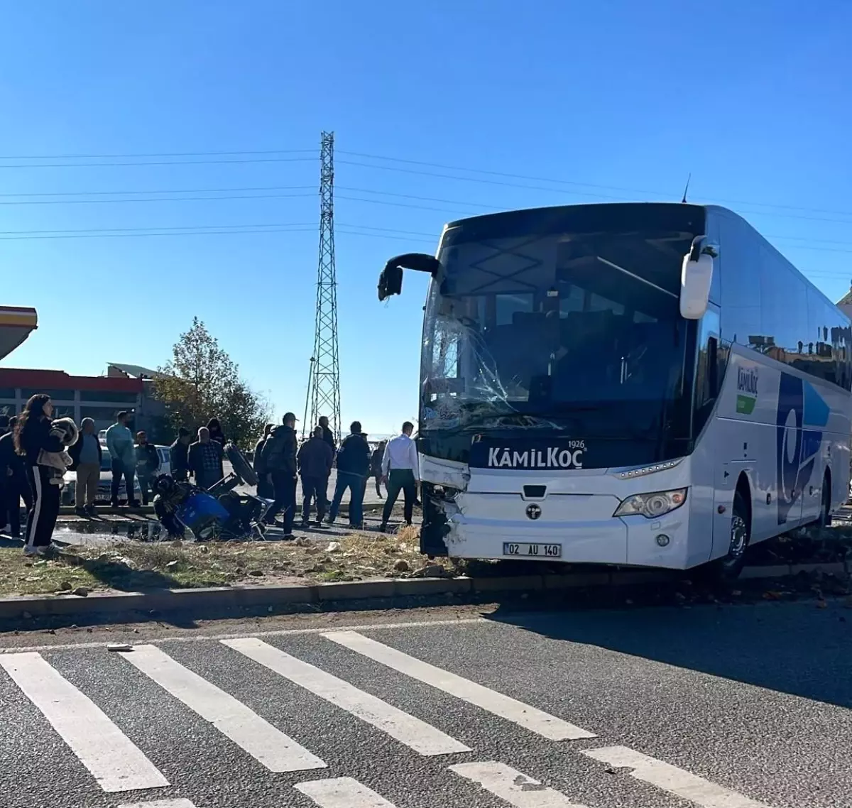 Yolcu otobüsü ile traktör çarpıştı: 1 yaralı