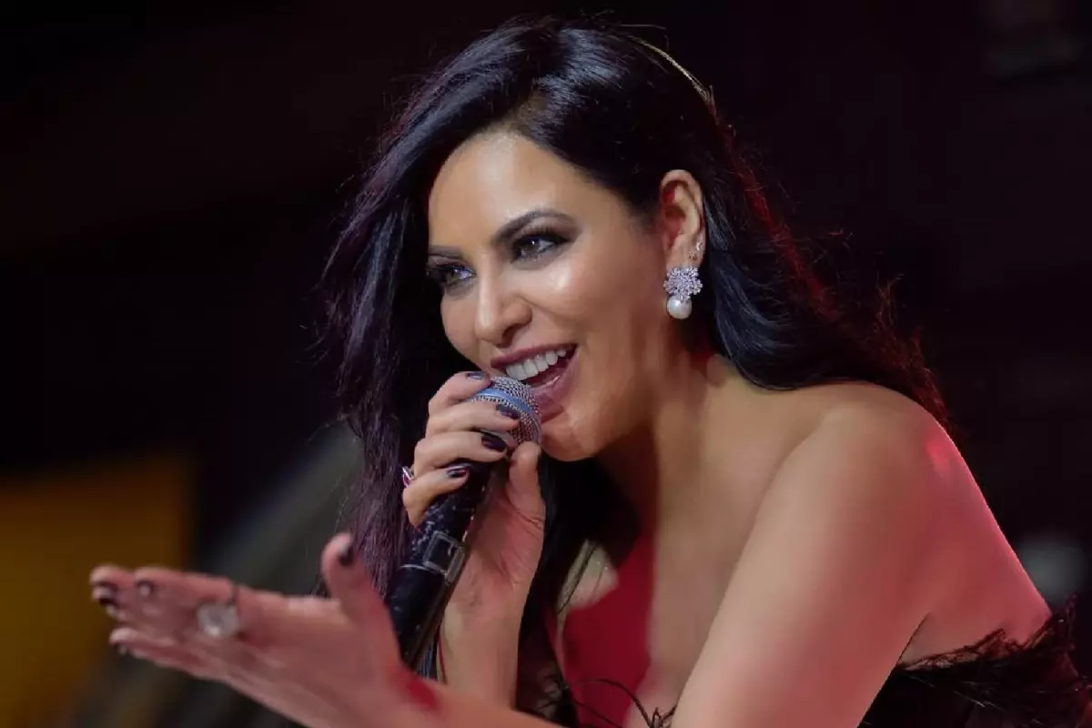 Zara'dan iddialı selfie: Göğüs detayı ön planda