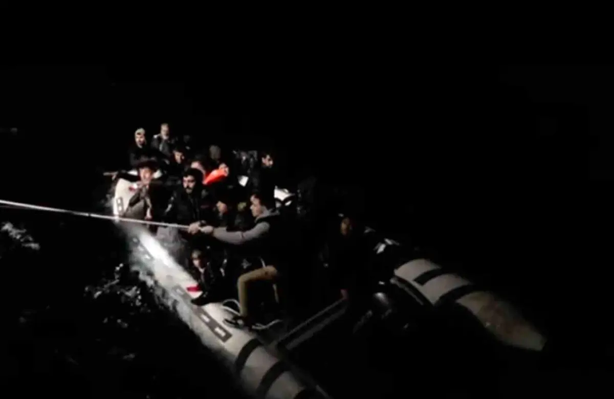 13'ü çocuk 29 düzensiz göçmen kurtarıldı, 2 göçmen kaçakçısı yakalandı