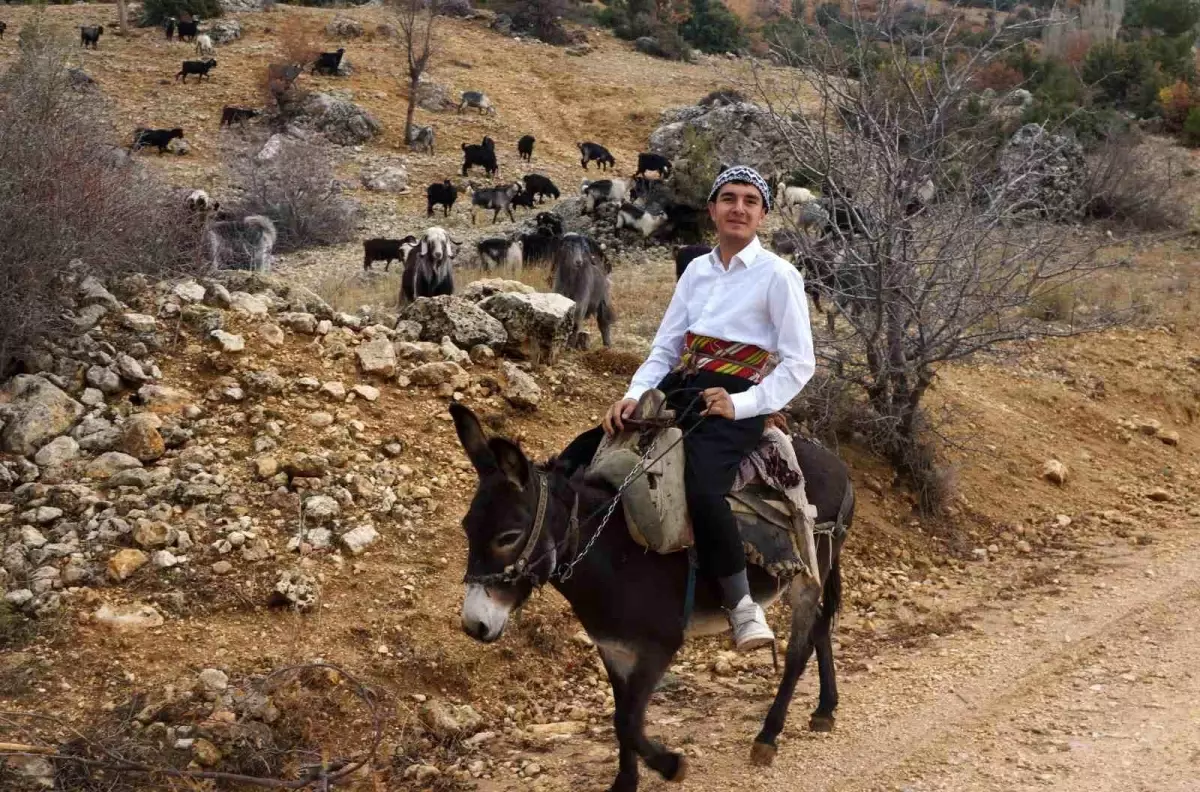 18 yaşındaki Yusuf söylediği manilerle ilgi odağı oldu