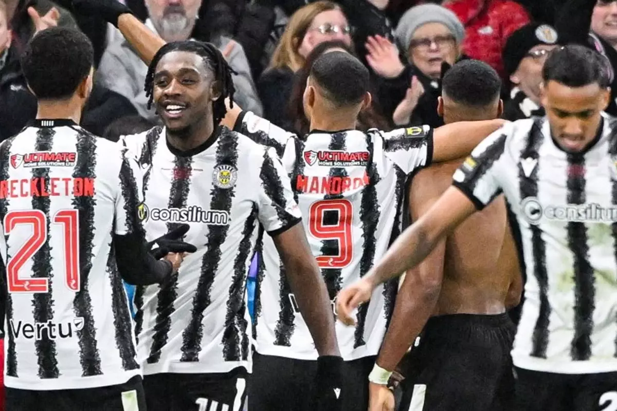 80 bin nüfuslu bir kasabanın takımı St. Mirren, Celtic'i yenerek şampiyon oldu