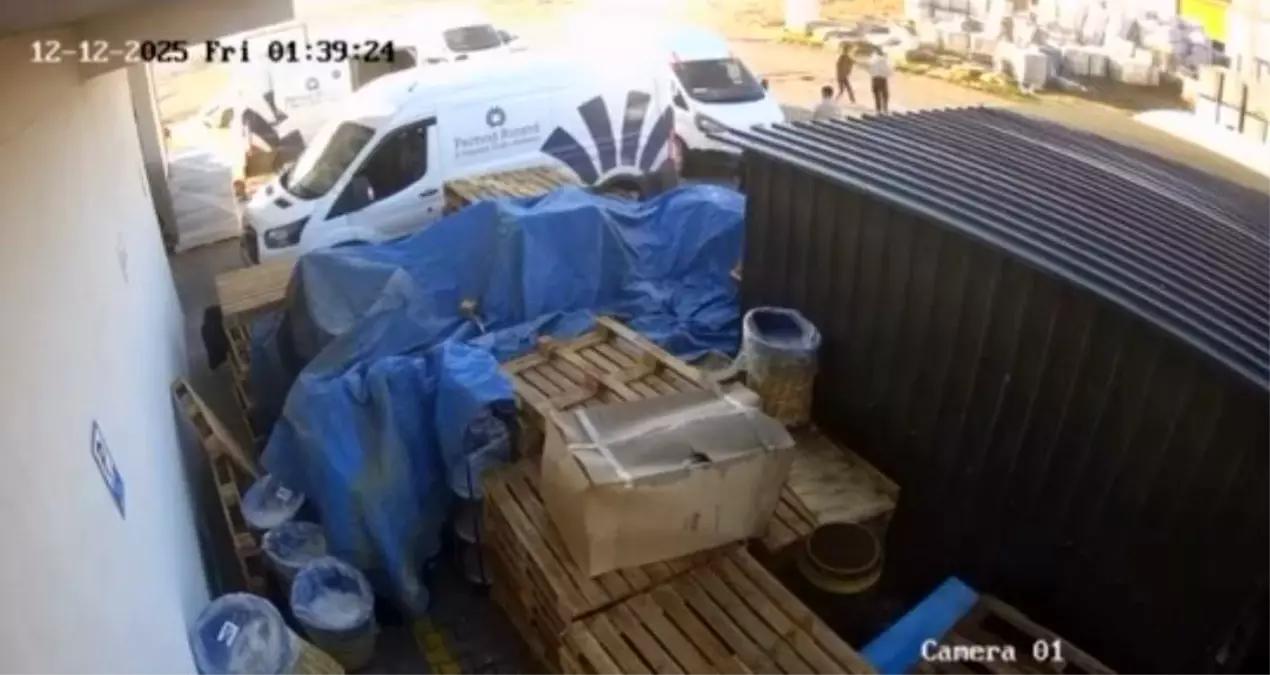 Adana'da bir kişinin bıçaklanarak öldürüldüğü olayın kamera kayıtları ortaya çıktı