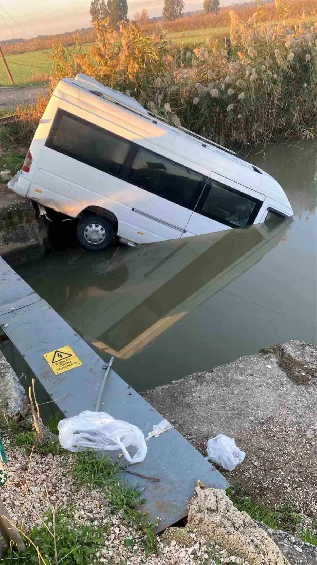 Antalya'da minibüs sulama kanalına uçtu