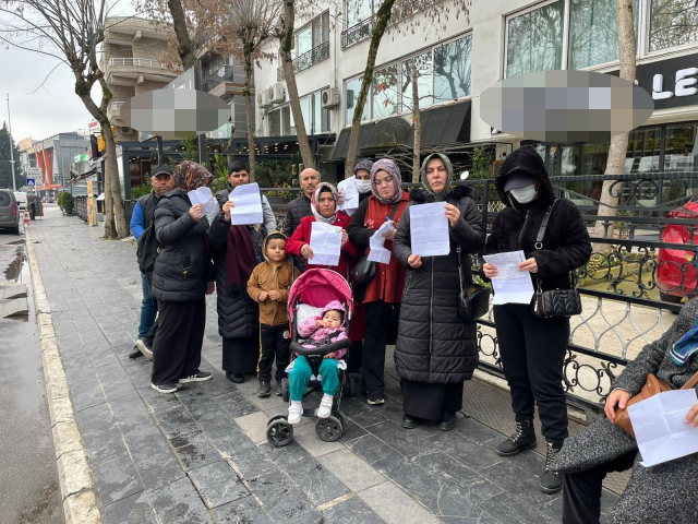 They protested in front of the jeweler's house where they entrusted their savings