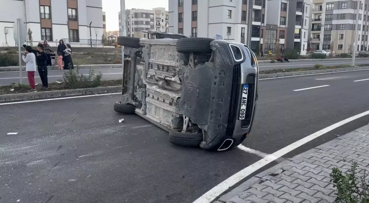 Diyarbakır'da trafik kazası: Araç yan yattı, 2 kişi yaralandı