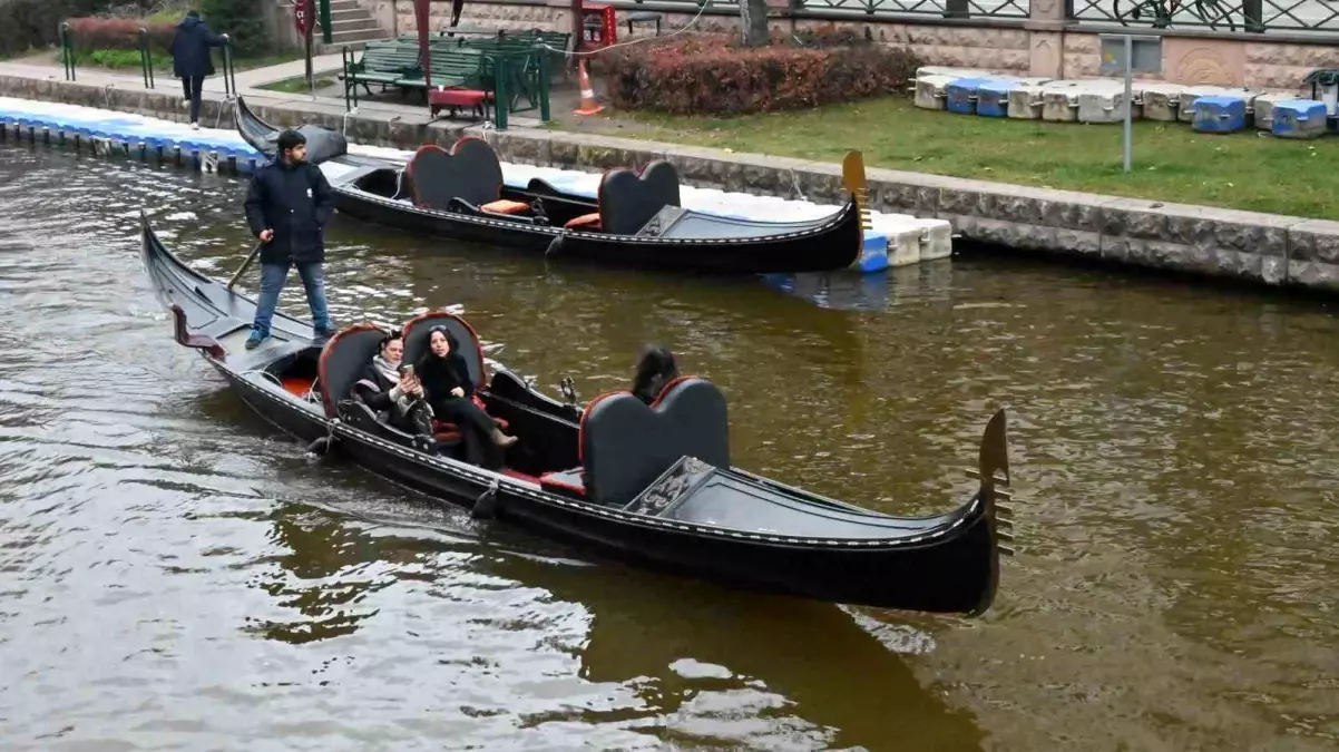 Dondurucu soğuklara rağmen gondol keyfi Eskişehir'in gezi rutininden çıkmadı