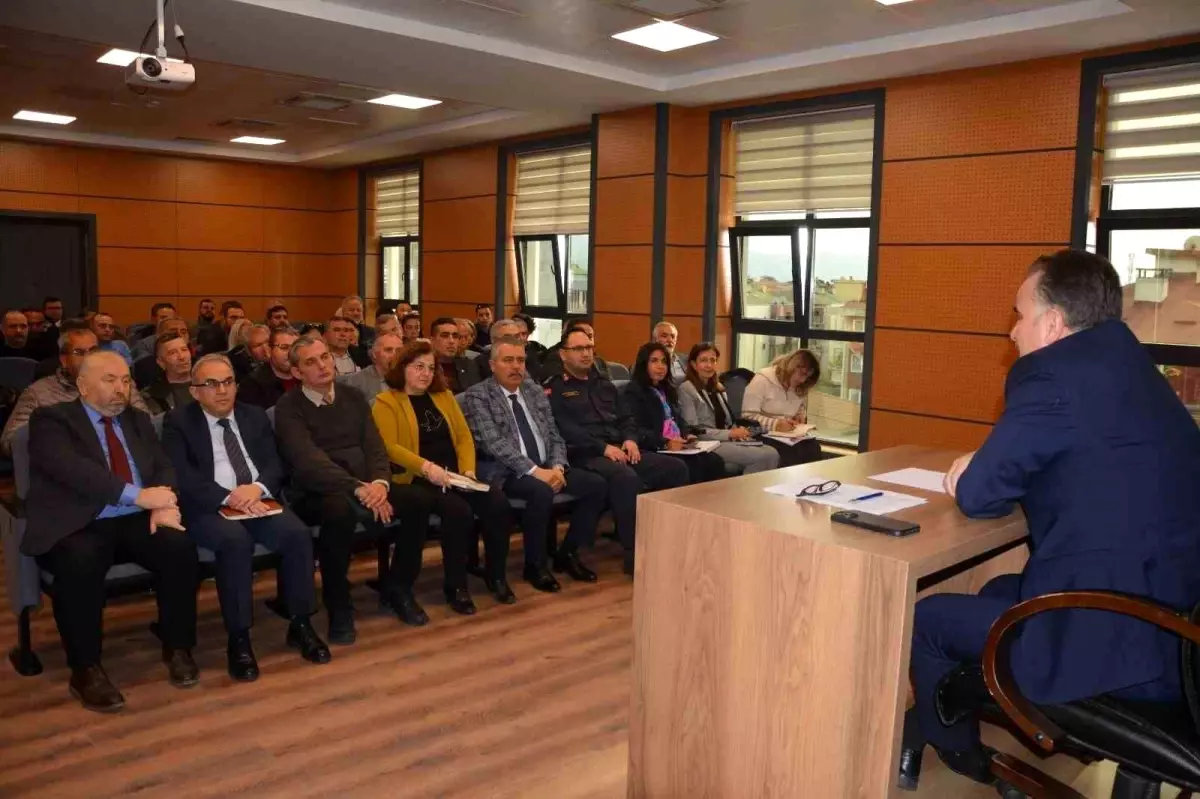 Edremit'te 2025 yılı sonu muhtarlar değerlendirme toplantısı gerçekleştirildi