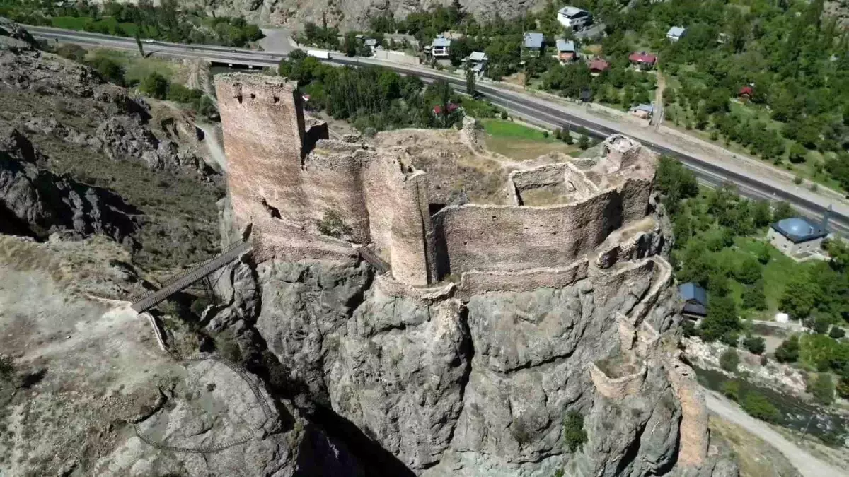 Engüzekkapı Kalesi bin yıllık ihtişamıyla ziyaretçilerini bekliyor