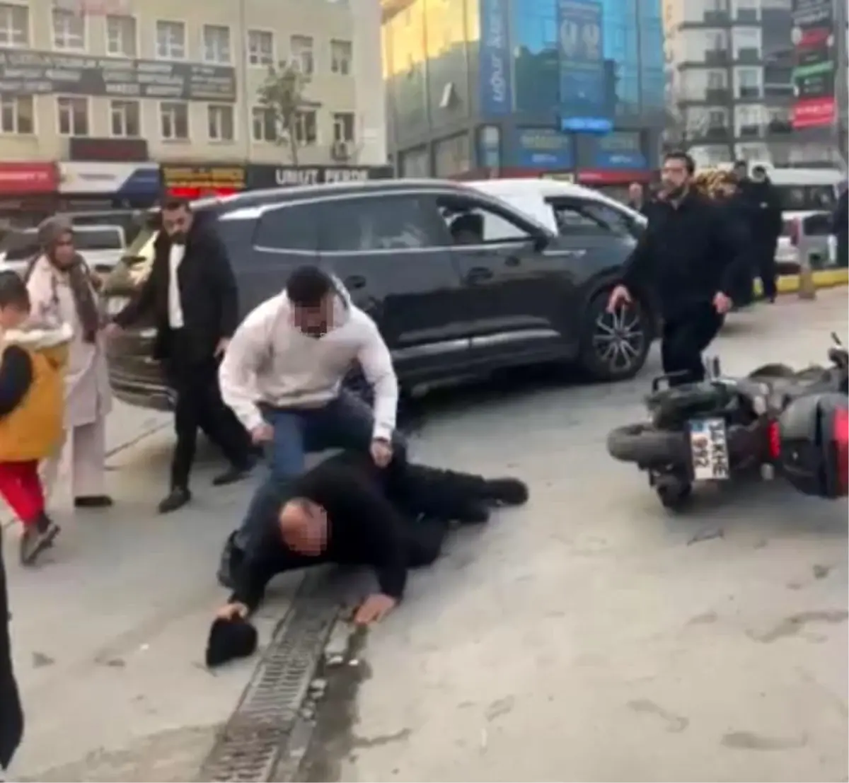 Esenyurt'ta trafikte tartıştığı araç sürücüsünü öldüresiye dövdü: O anlar kamerada