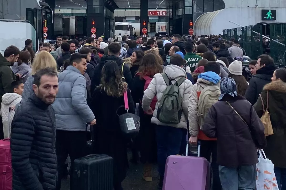 Komşu ülkeye geçişte yeni dönem! Artık sadece kimlik yetmeyecek