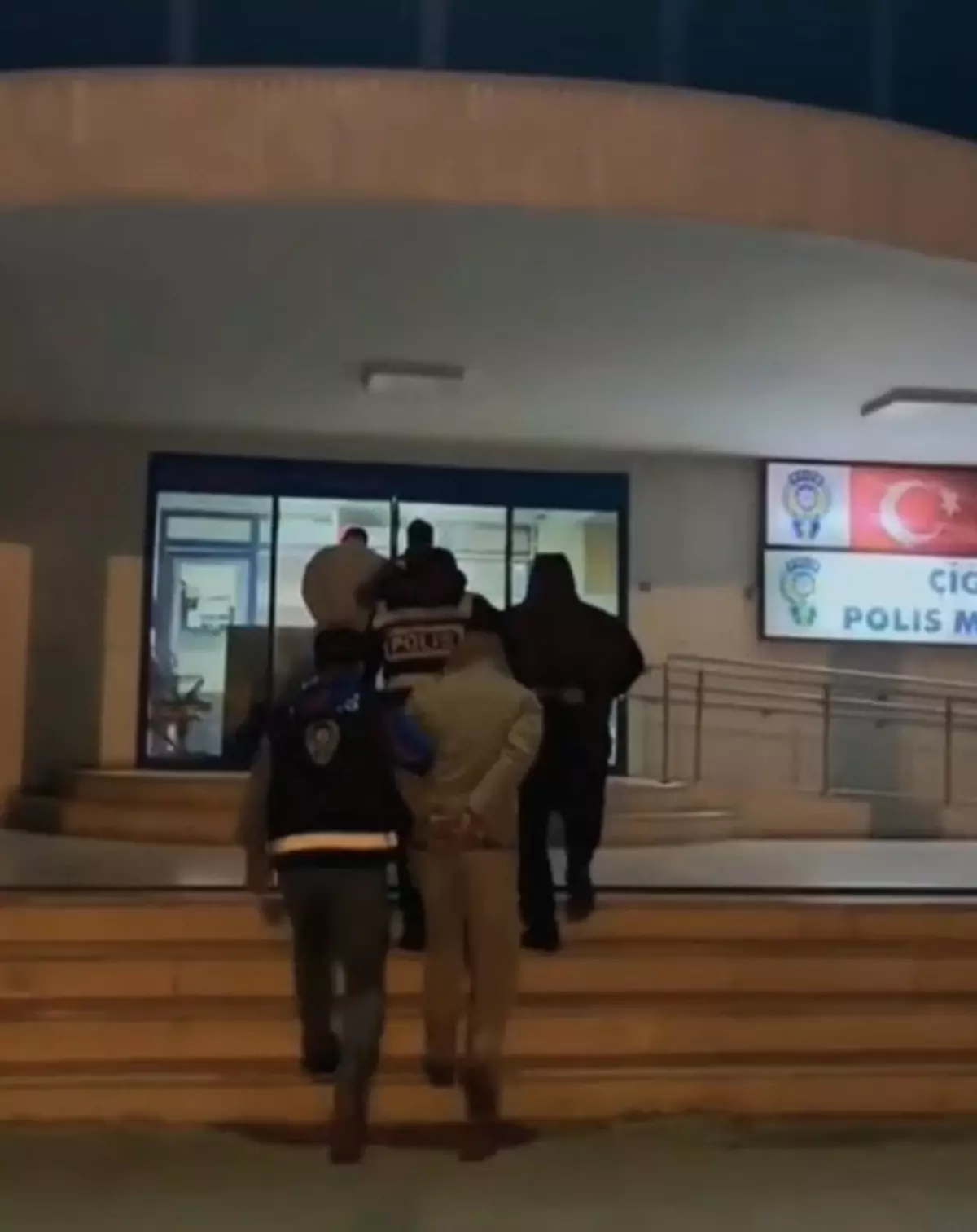 İzmir'de Uyuşturucu Operasyonu: 2 Bin 416 Adet Sentetik Ecza Ele Geçirildi