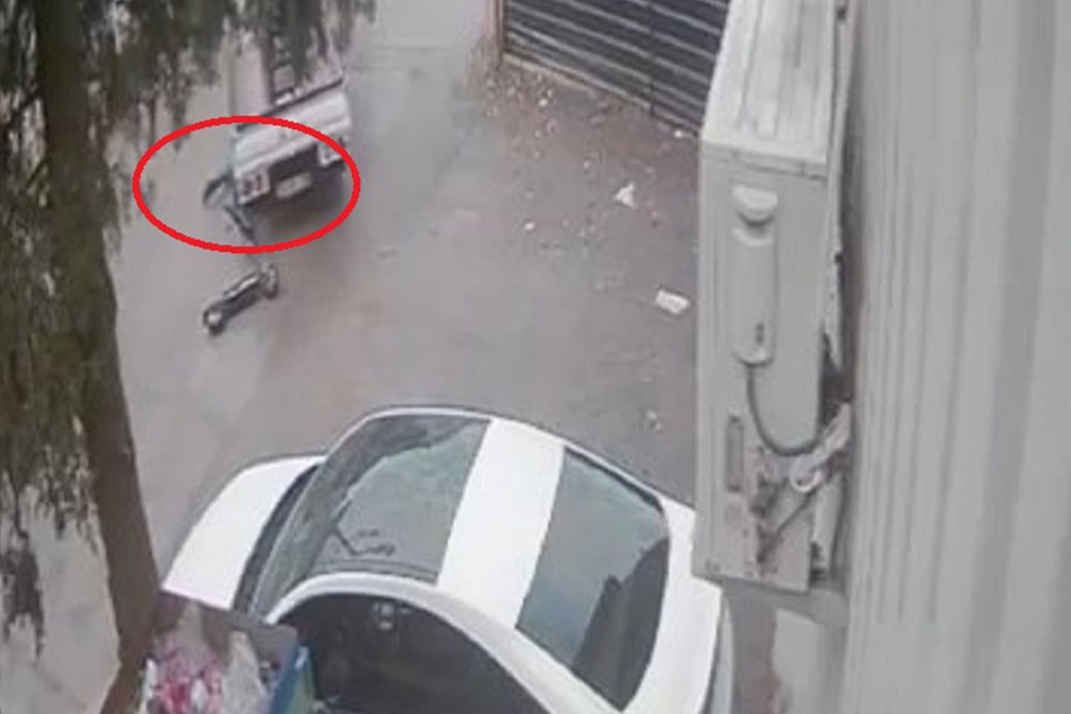 Kamyonetin altında kalan skuter sürücüsü öldü