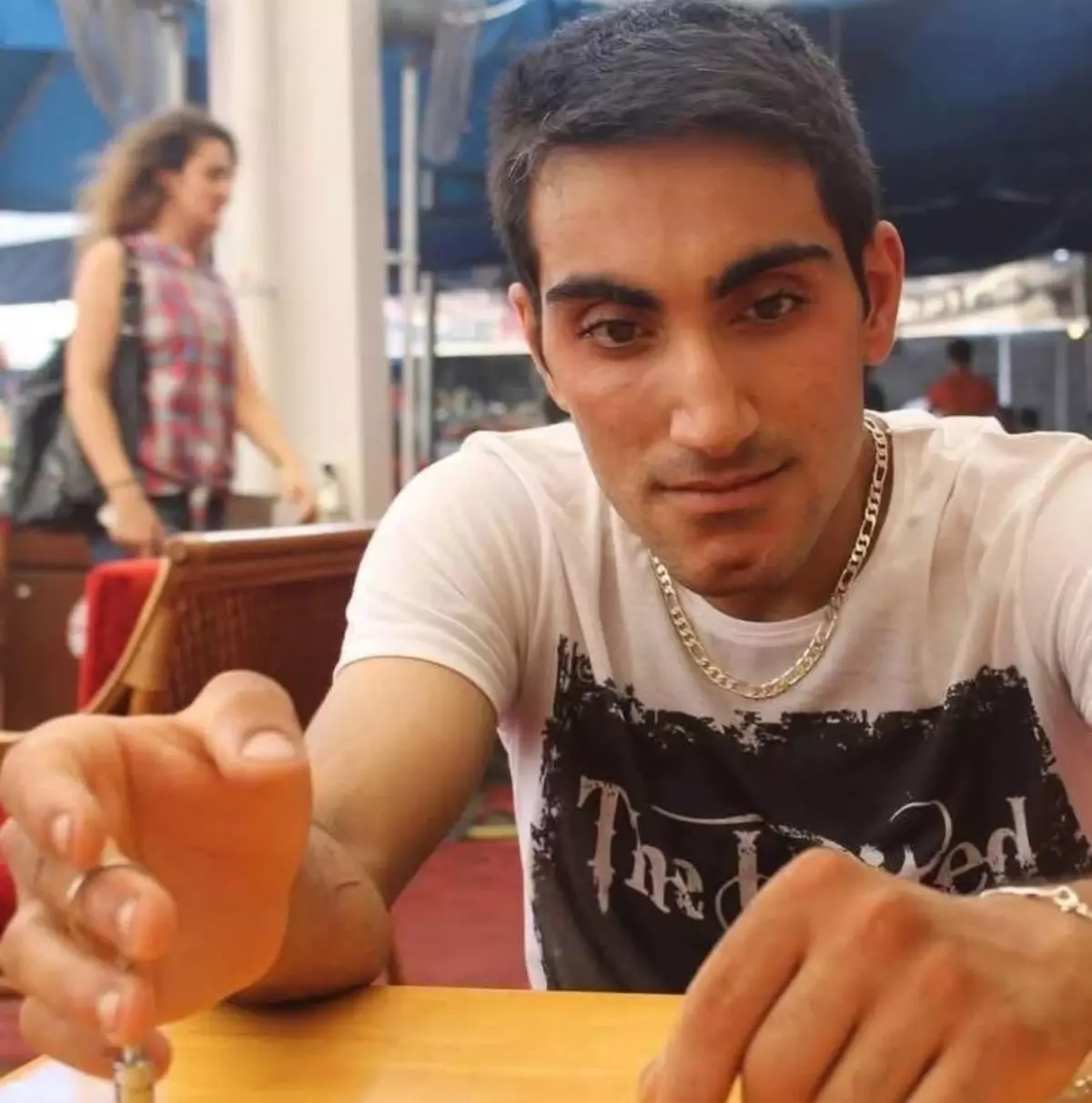 Kamyonetin altında kalan skuter sürücüsü öldü; kaza kamerada