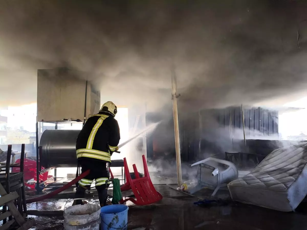 Kırıkhan'da evin çatı katı alevlere teslim oldu