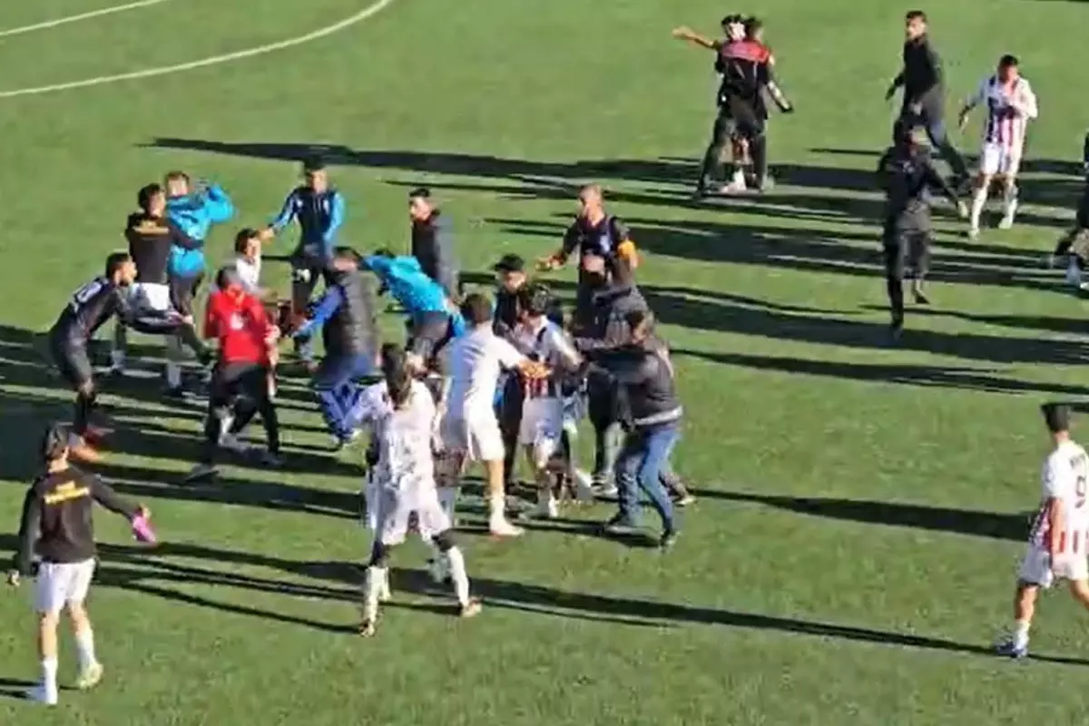 Maç bitti, sahada yumruklar konuştu