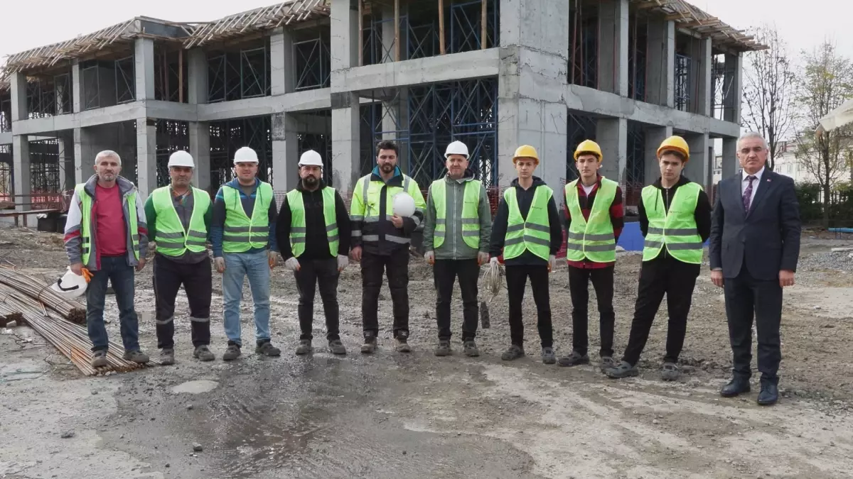 Meslek lisesi öğrencileri, öğretmenleriyle yeni okul binasının elektrik tesisatını yapıyor