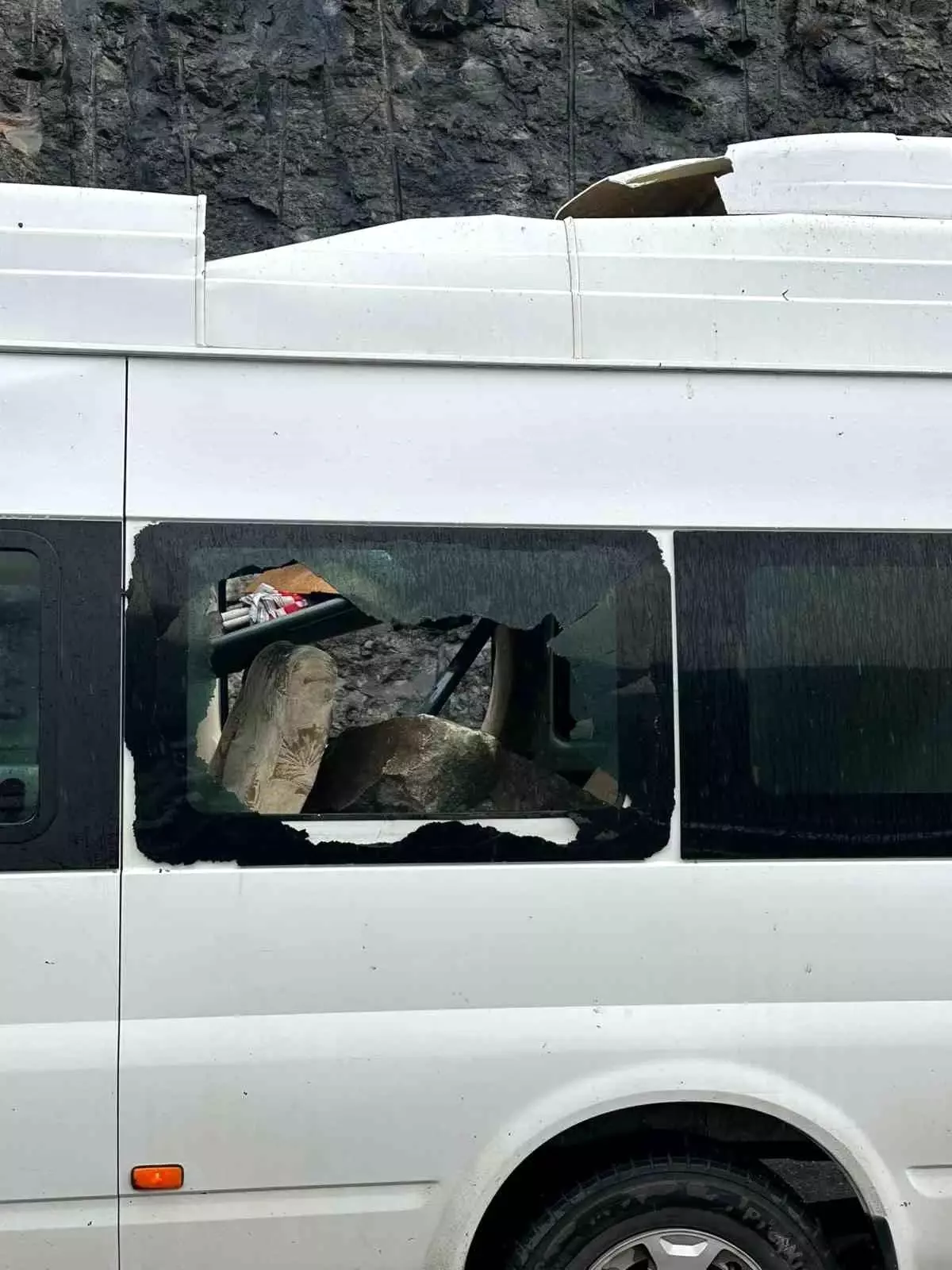 Minibüsün üzerine dev kayalar düştü, 3 kişi şans eseri kurtuldu