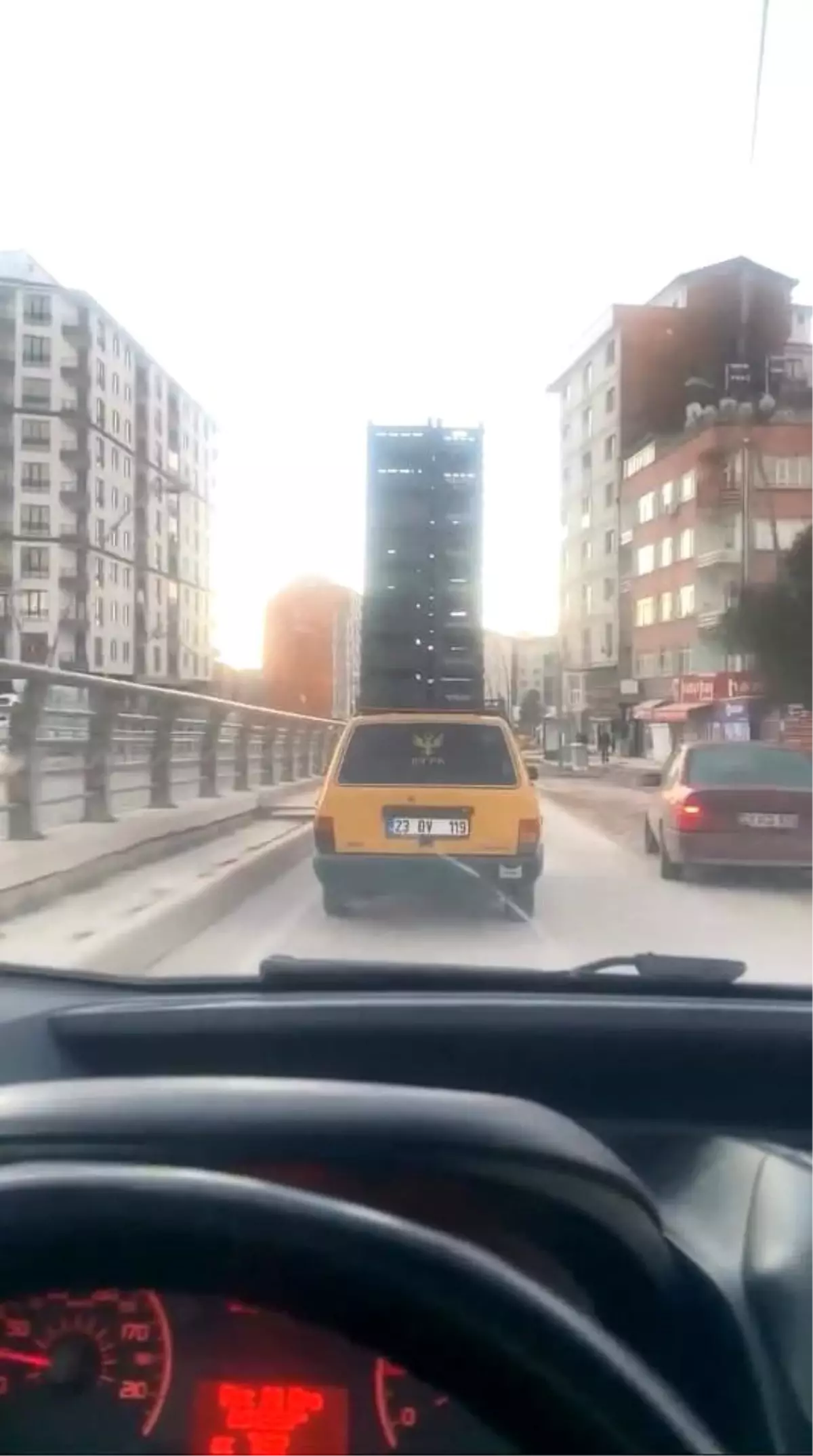 Otomobilin tavanında sebze kasaları taşıdı, trafiği tehlikeye attı