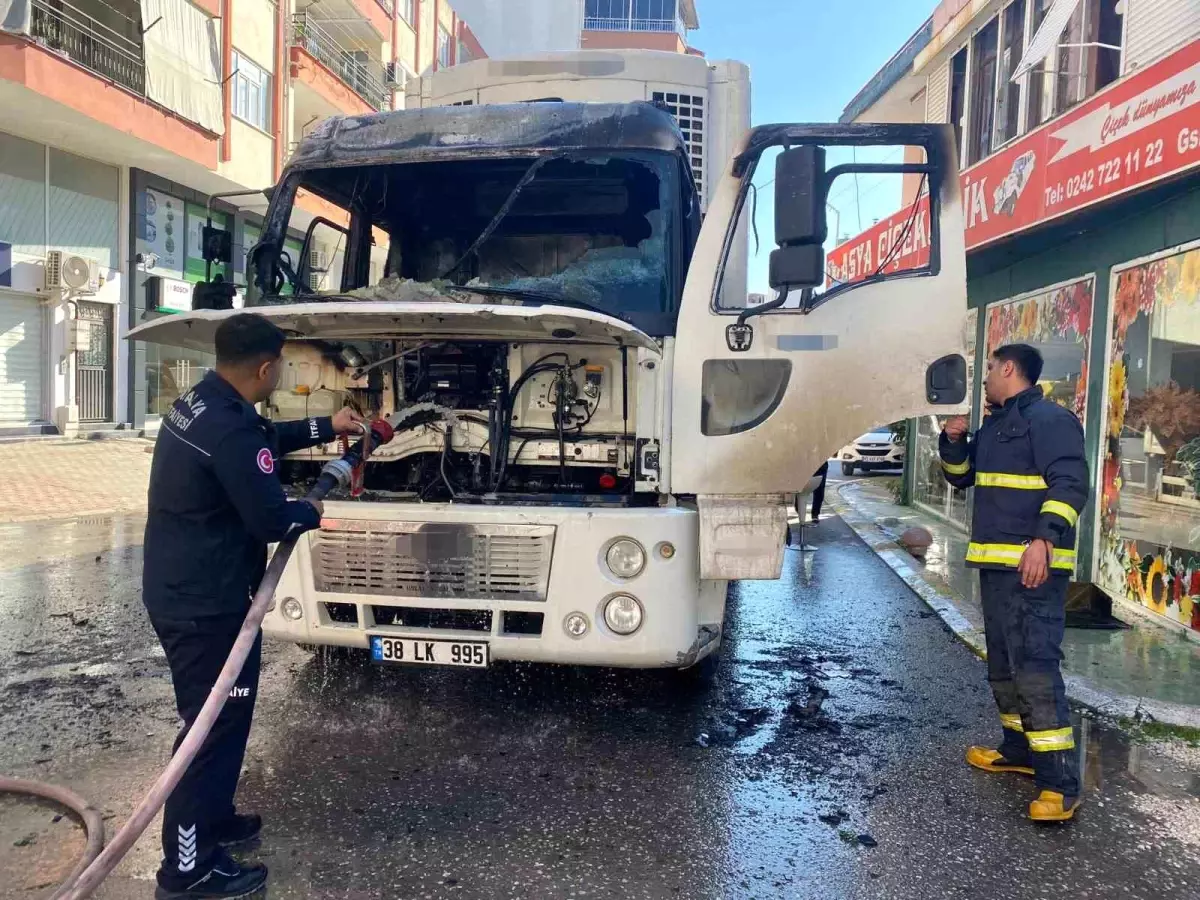 Park halindeyken alev alan kamyon kullanılamaz hale geldi