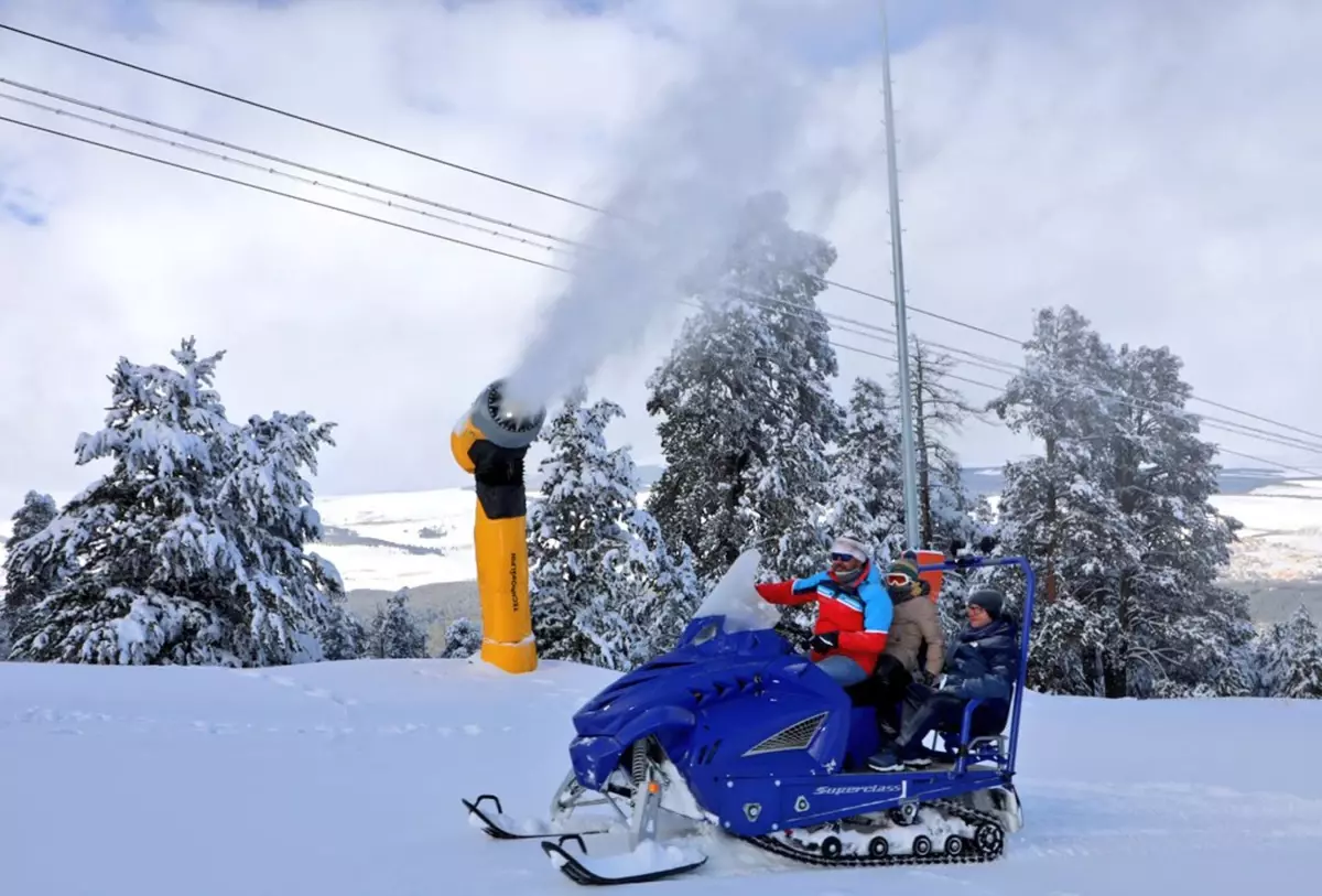 Sarıkamış Kayak Merkezi'nde suni karlama sistemiyle kar üretimi başladı