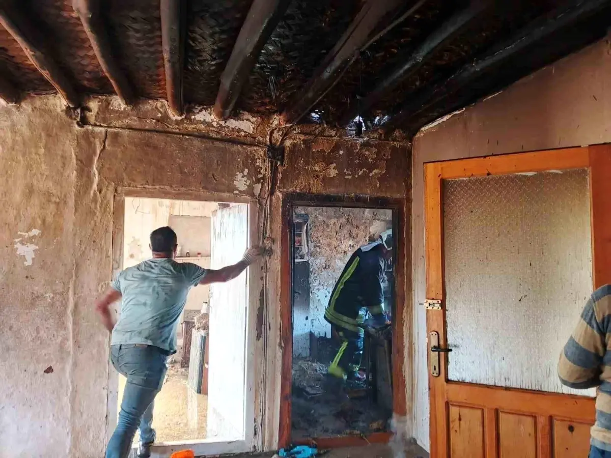 Şarkikaraağaç'ta çıkan yangında iki katlı evin bir bölümü yanarak küle döndü