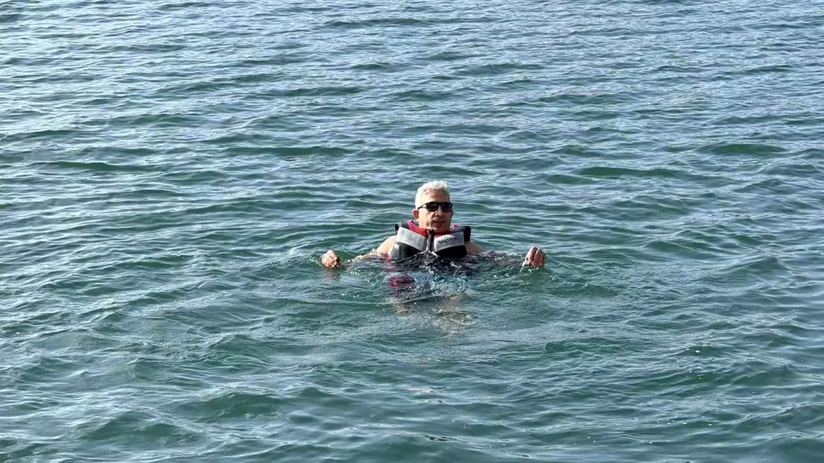 Siirt'te Aralık ortasında Botan Vadisinde suya girdiler