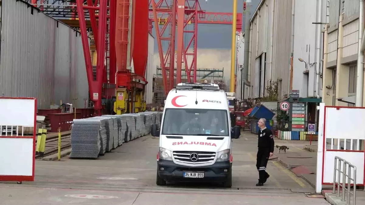 Tuzla'da tersanede iskele çöktü: 2 işçi yaralandı