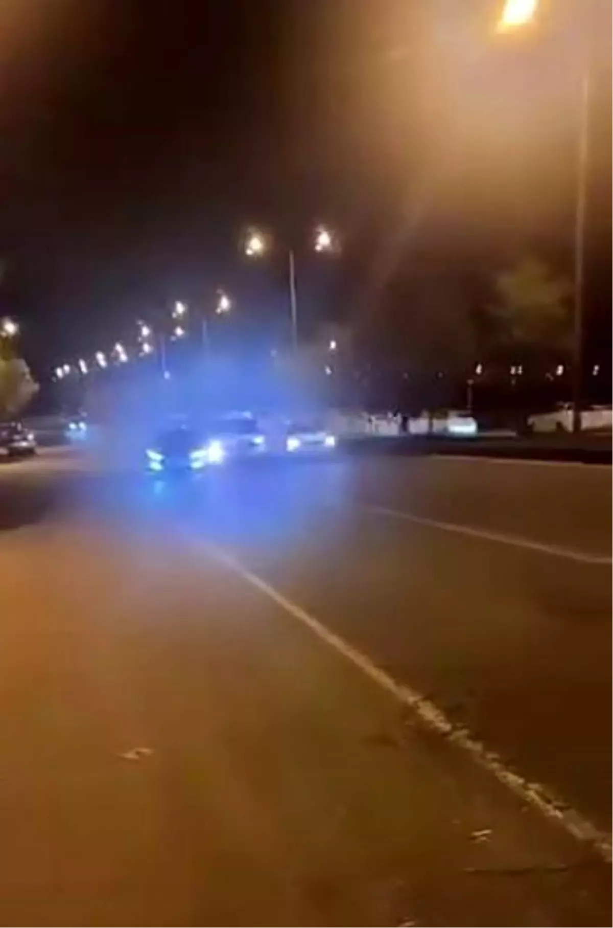 Yolu çekerken kaza anını kaydettiler