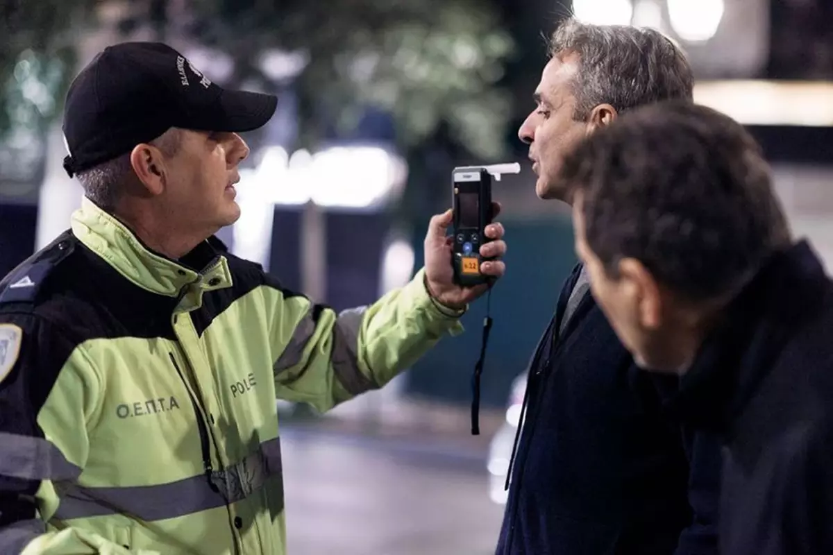 Yunanistan'da olay görüntü! Başbakanı durdurup alkolmetre üflettiler