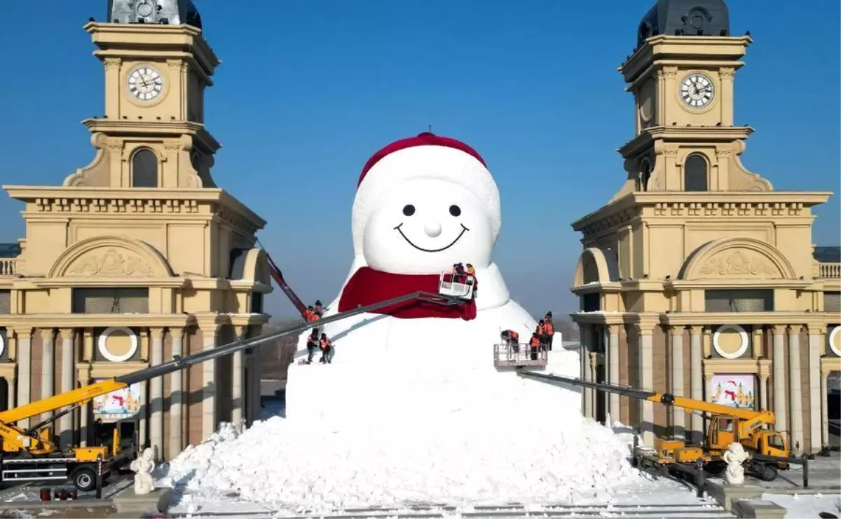 Albüm: Çin'in Harbin Kentinde 19 Metre Yüksekliğinde Dev Bir Kardan Adam İnşa Edildi