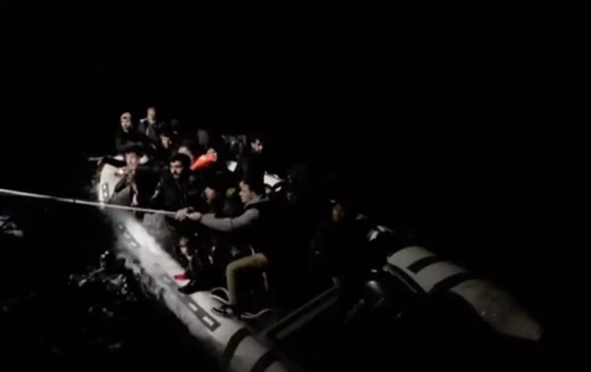 Arızalanan lastik bottaki 29 kaçak göçmen kurtarıldı, 2 organizatör gözaltına alındı