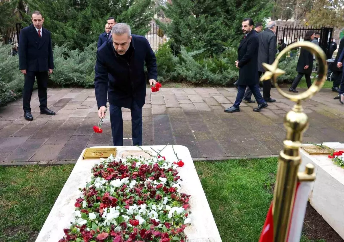 Bakan Fidan, 16.Büyükelçiler Konferansı öncesi Dışişleri Şehitliği'ni ziyaret etti