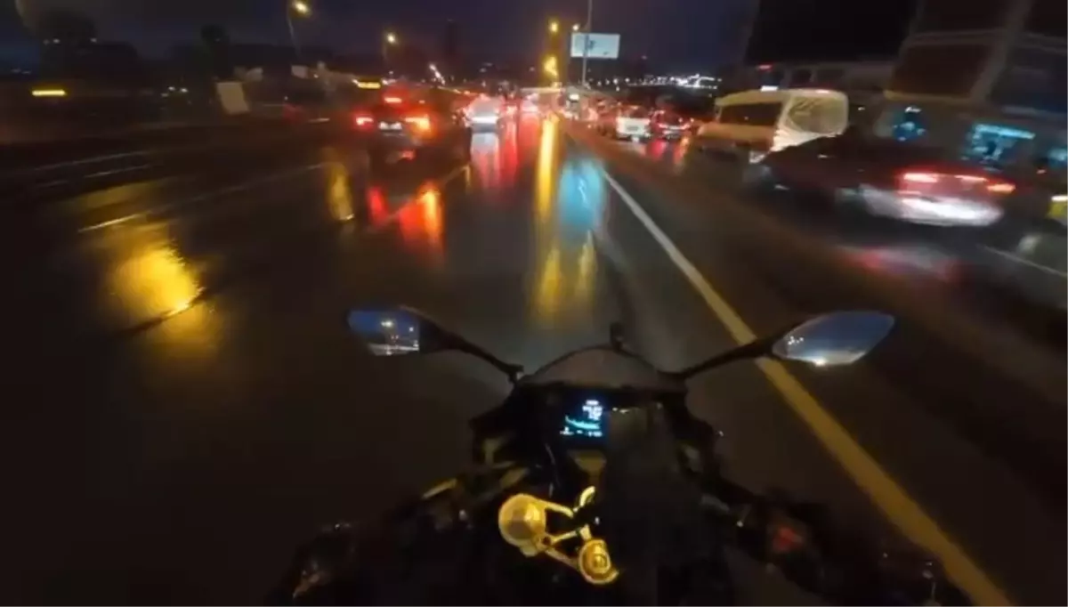 Beylikdüzü'nde yolda kayan motosikletin kamyonetin altına girdiği anlar kamerada